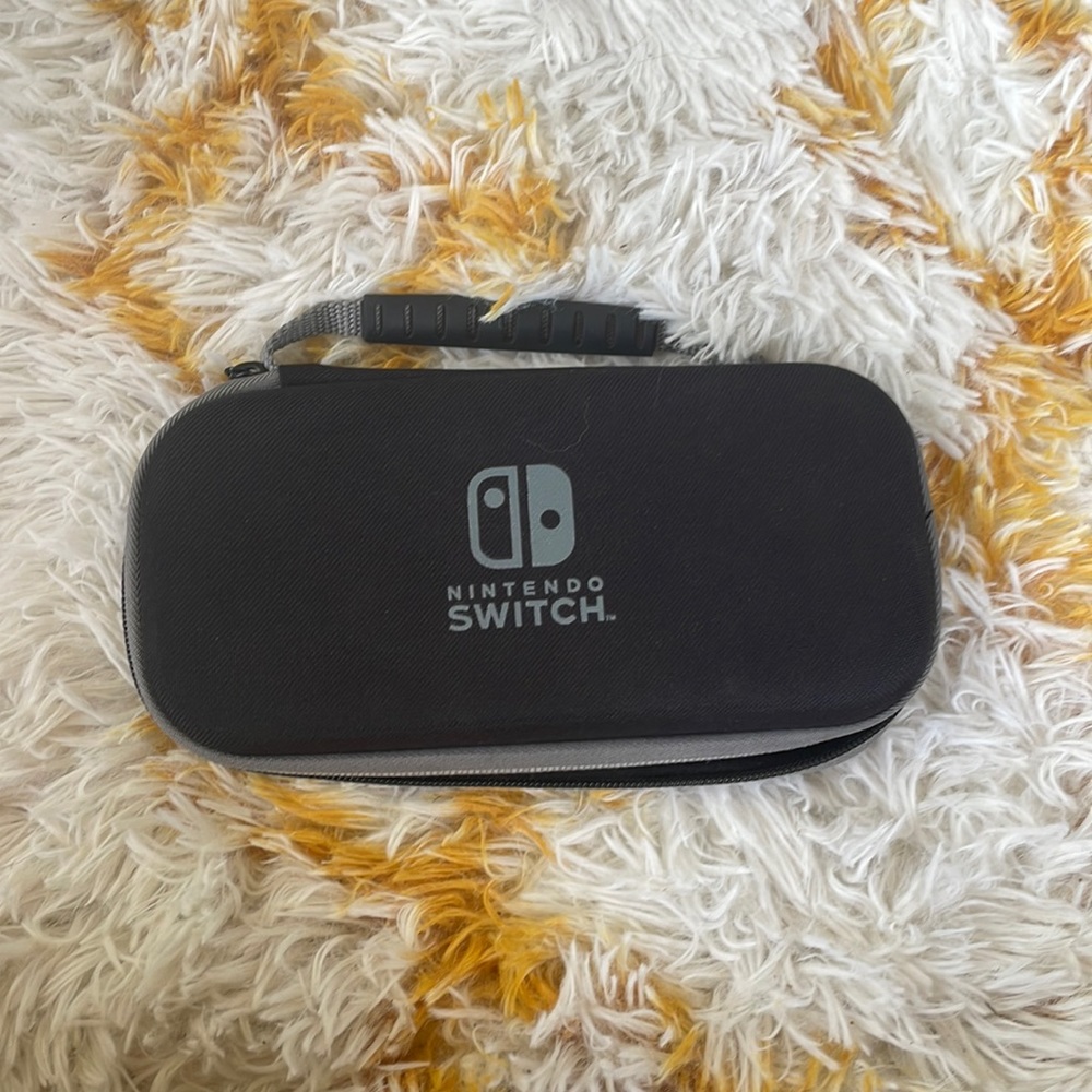 Nintendo Switch case with screen protector